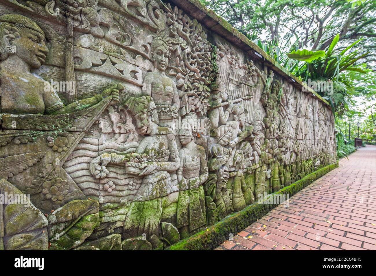 Intagliatura delle pareti che raffigura scene storiche di Singapore pre-coloniale a Fort Canning Park, Singapore. Foto Stock