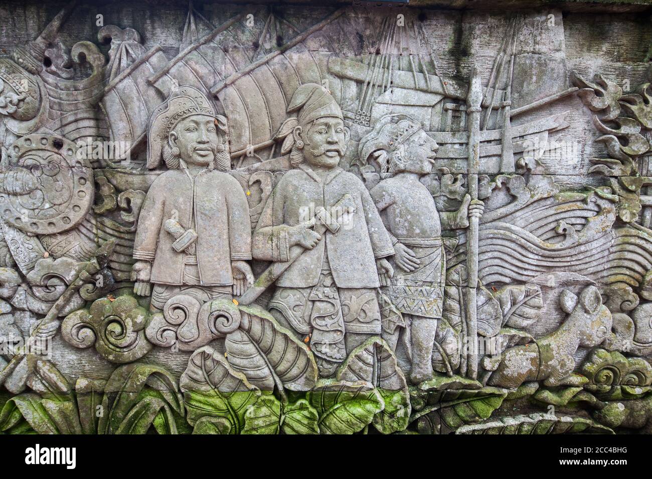 Intagliatura delle pareti che raffigura scene storiche di Singapore pre-coloniale a Fort Canning Park, Singapore. Foto Stock