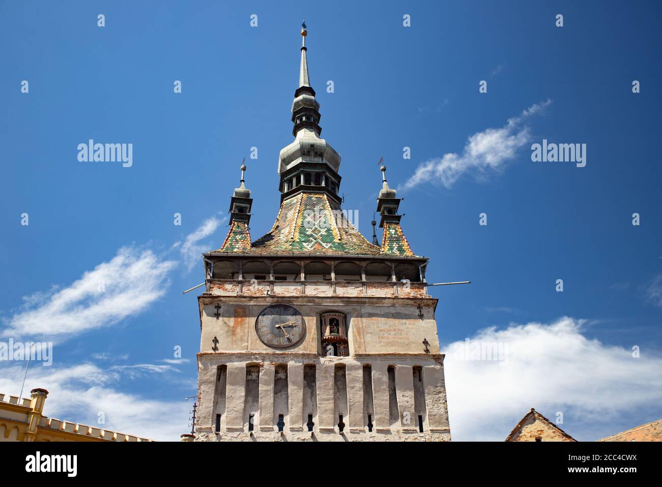 Sighisoara, Transilvania, Romania con il famoso medievale città fortificata e la Torre dell'Orologio costruita dai sassoni. Foto Stock