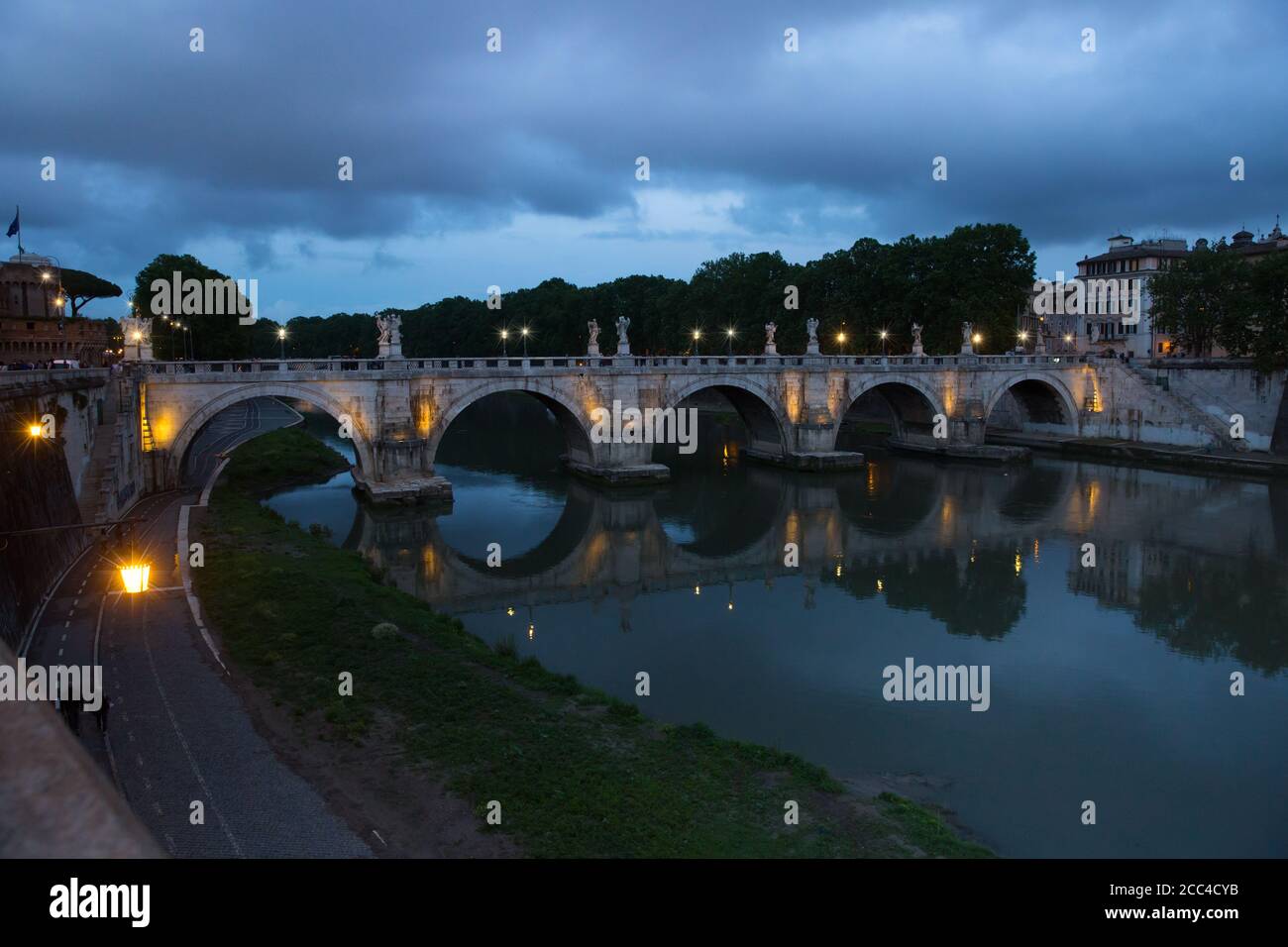 Vista notturna del Castello Sant'Angelo (Mausoleo di Adriano), del ponte Sant'Angelo e del fiume Tevere a Roma, luci notturne del ponte Ponte Sant'Angelo Foto Stock