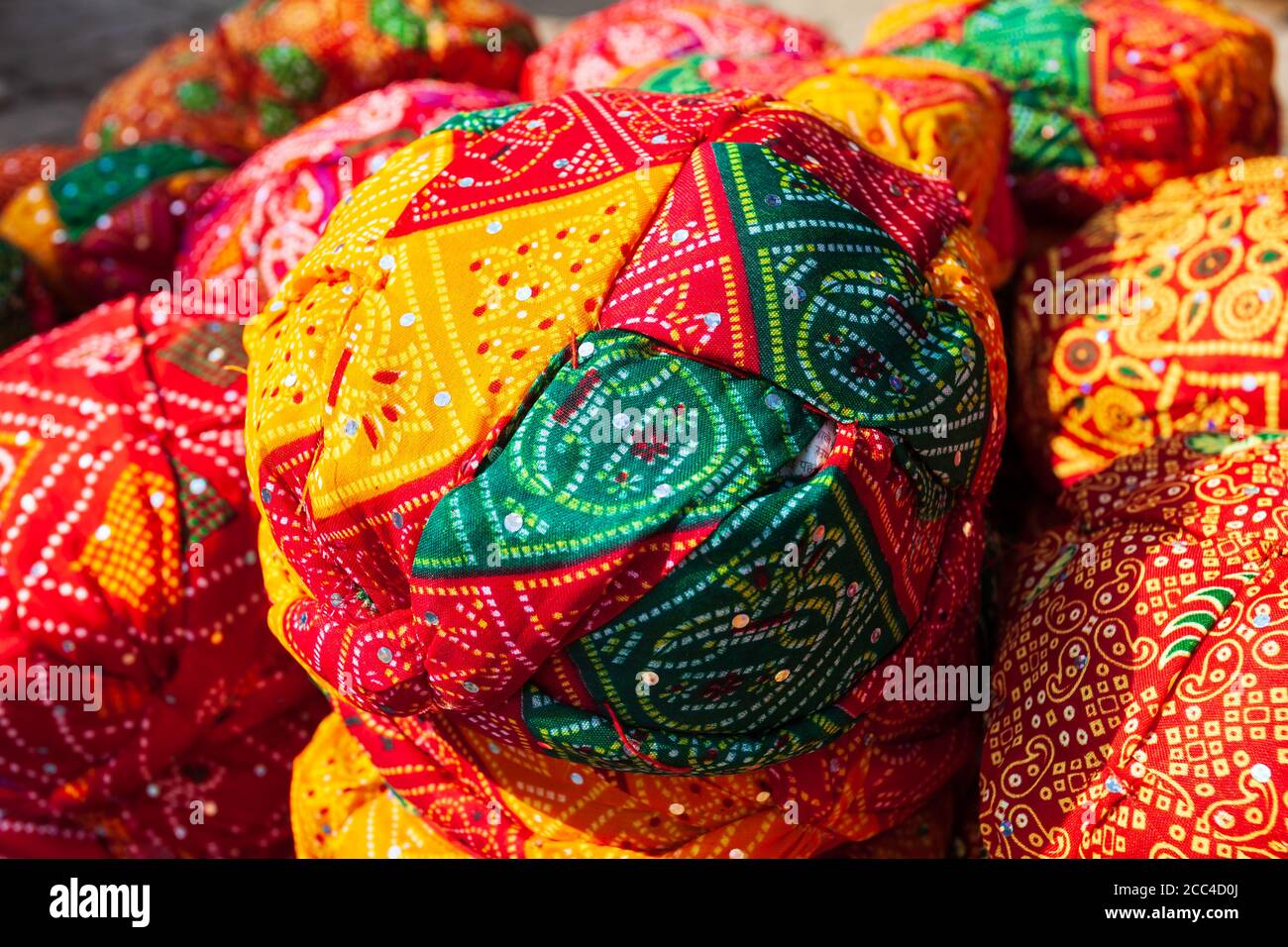 Torbani tradizionali di stile rajasthani nel mercato nella città di Jaislamer Nello stato del Rajasthan dell'India Foto Stock