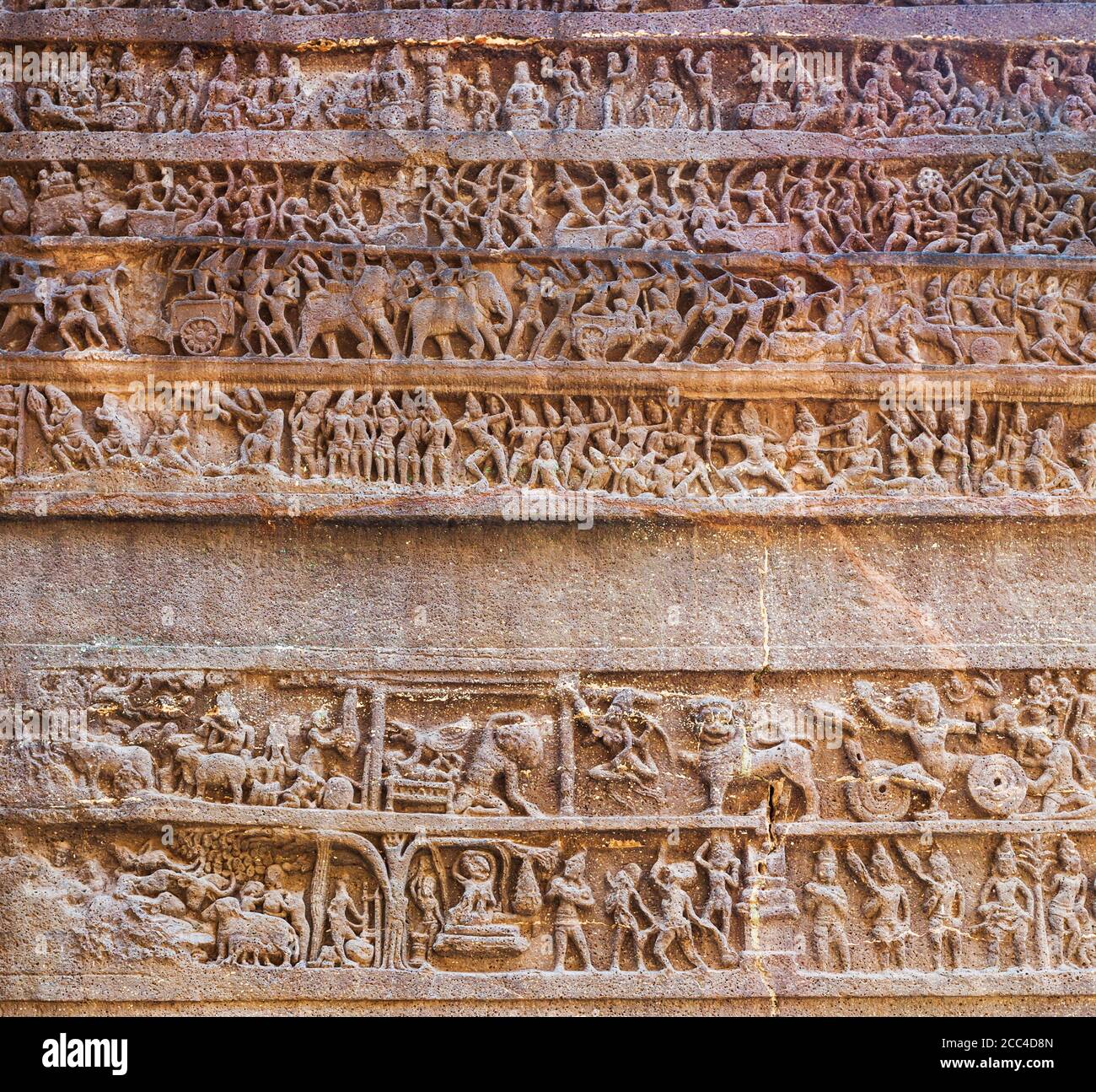 Mahabharata pannelli intagliati a Kailasa o Kailash Tempio alle grotte di Ellora a Maharashtra, India Foto Stock