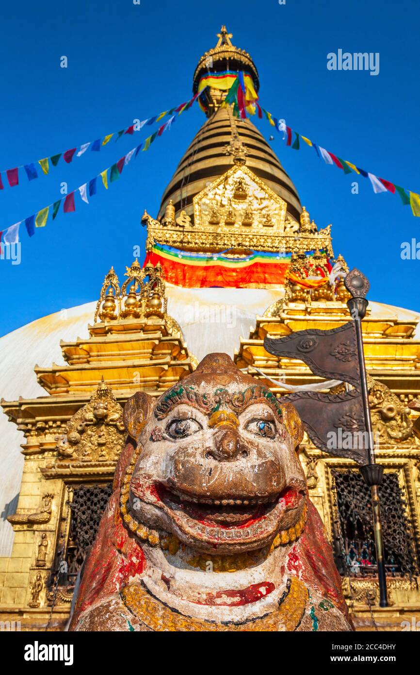 Statua di guardia leone buddista in pietra presso lo Swayambhunath o Swayambhu O Tempio delle scimmie è un antico complesso religioso nel Kathmandu città in Nepal Foto Stock