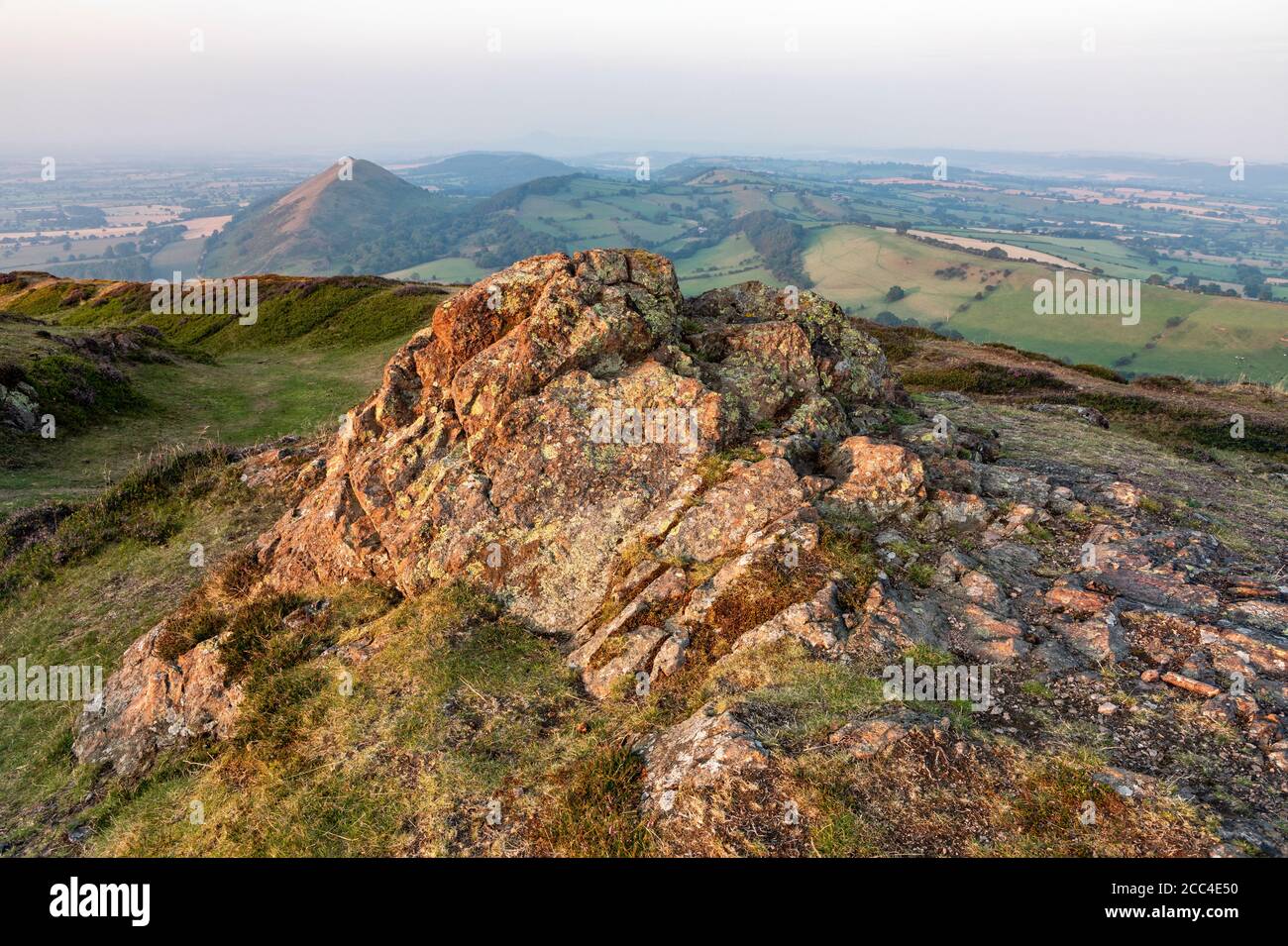 Ultima luce sulla cima della collina Caer Caradoc, Chiesa Stretton, Shropshire Foto Stock