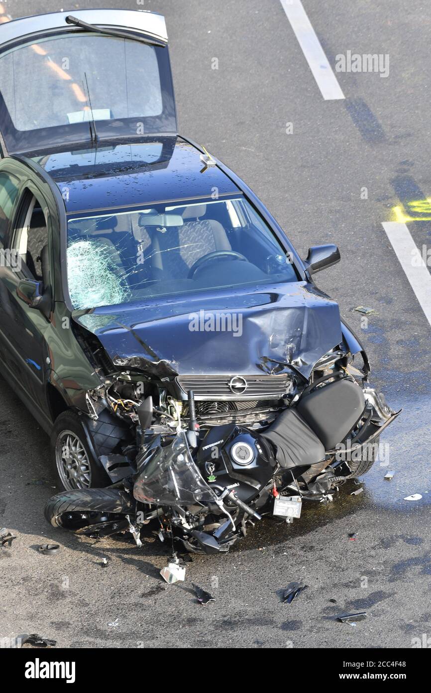 19 agosto 2020, Berlino: Una macchina rotta e una motocicletta distrutta sono in piedi sulla città di Berlino autostrada A100 vicino all'uscita Alboinstraße. La sicurezza dello Stato sta indagando su un uomo che ha causato la chiusura dell'autostrada cittadina per ore e che ha portato con sé un presunto box di munizioni. Secondo i risultati iniziali, il conducente aveva precedentemente causato diversi incidenti e poi annunciato che la scatola conteneva un 'oggetto pericoloso', ha detto una portavoce della polizia durante la notte. Foto: Paul Zinken/dpa-Zentralbild/dpa Foto Stock