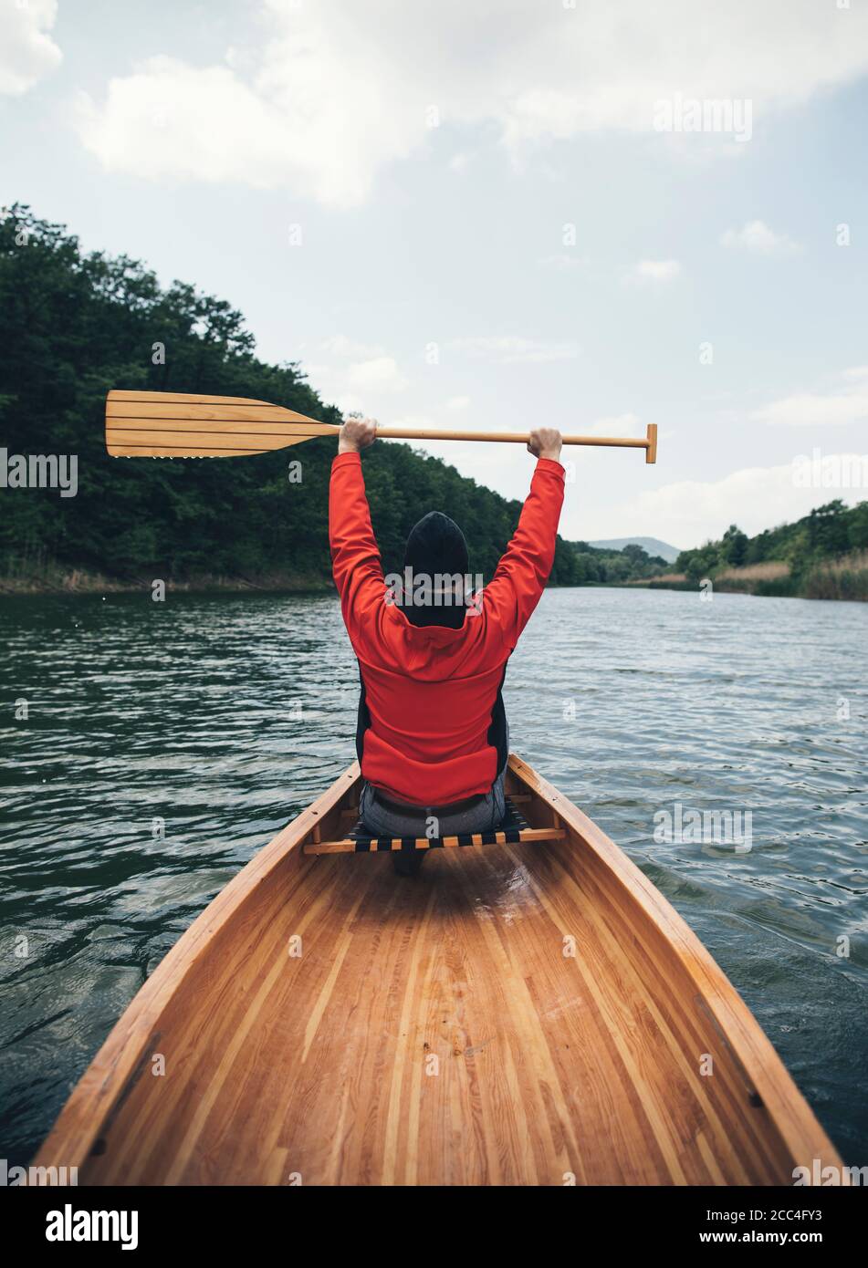 Vista posteriore di canoe uomo a remi Foto stock - Alamy