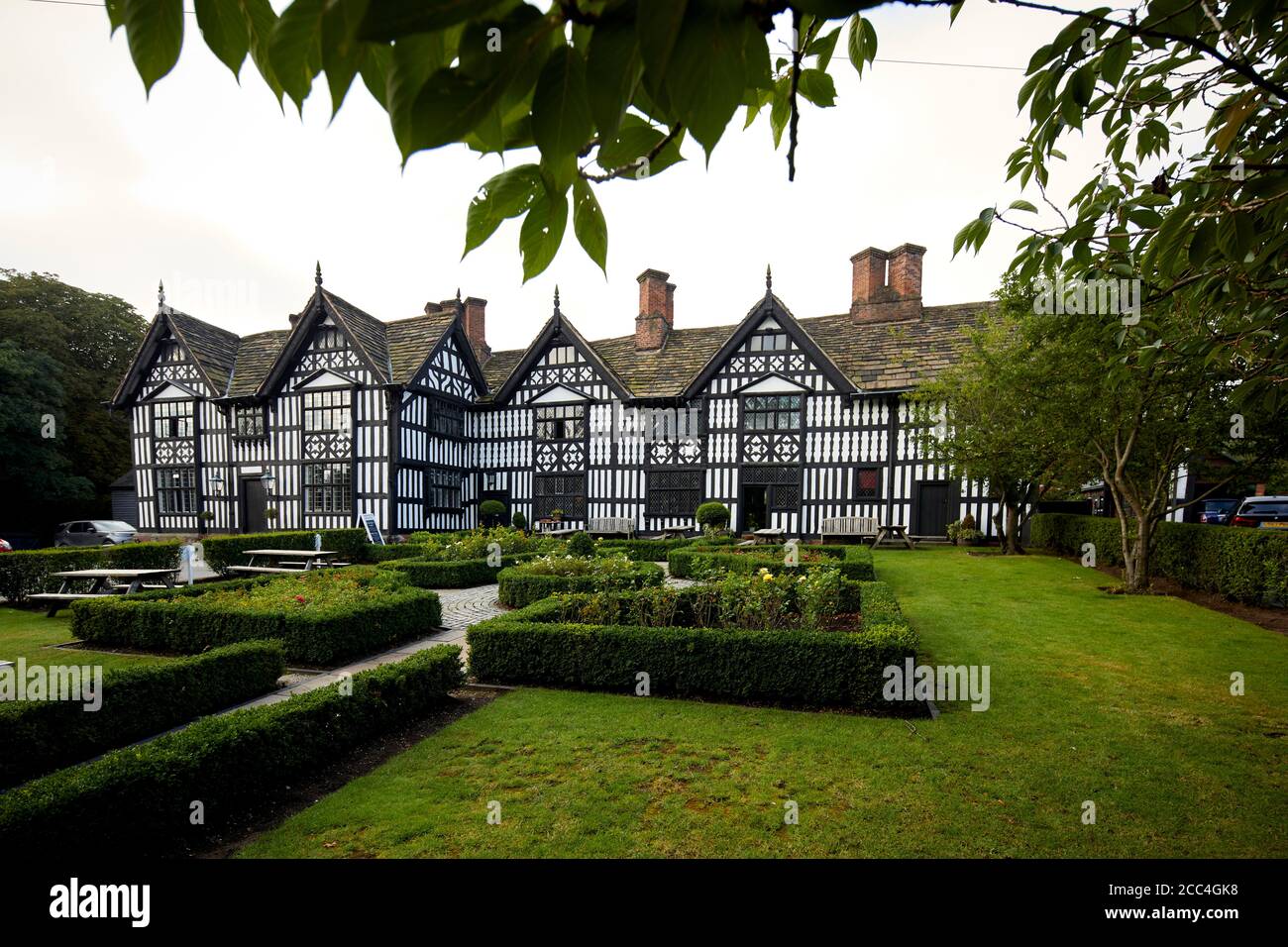 Sandbach bianco e nero legno incorniciato Tudor grado i edificio elencati Old Hall Hotel su High Street Foto Stock