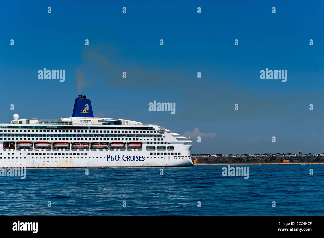 L'inquinamento dovuto alla combustione di carburante pesante sulla nave da crociera è ancorato Bournemouth durante la pandemia di Covid19 Foto Stock