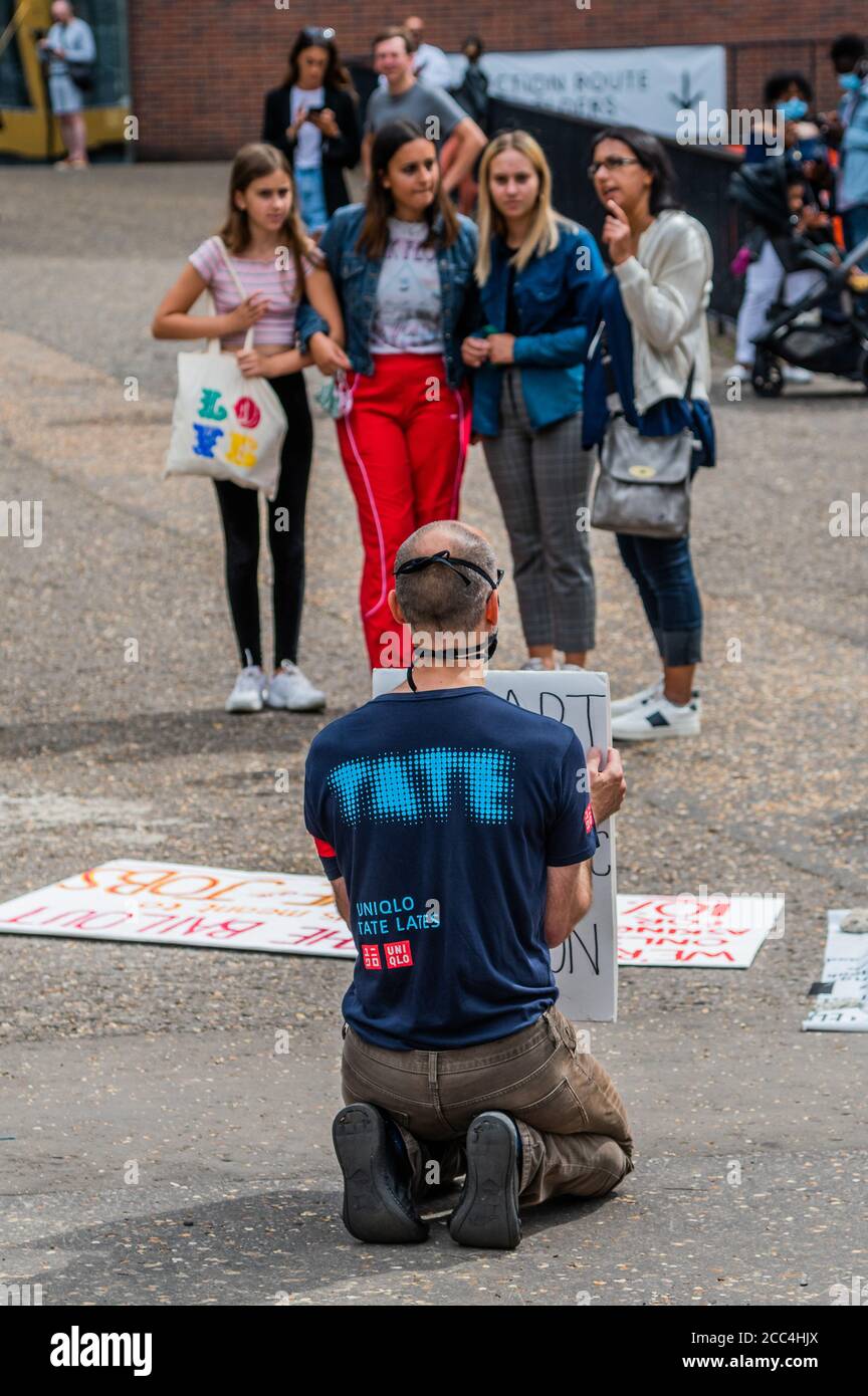 Londra, Regno Unito. 18 agosto 2020. Alcuni visitatori di Tate sono curiosi e si fermano per saperne di più - UNA protesta, sostenuta dal PCS Union, contro la perdita di posti di lavoro a causa di Covid19 presso le imprese di Tate al di fuori del Tate Modern. Fino a 313 lavoratori potrebbero essere colpiti da licenziamenti sul lato negozio e ristorante della galleria. E i lavoratori colpiti ritengono che 'solo il 10 per cento del denaro del governo di Tate sarebbe sufficiente per salvare molti dei posti di lavoro?. Essi chiedono inoltre che Tate apprezzi la loro diversa forza lavoro e il loro ruolo integrale nella promozione dell'arte e della cultura". Credit: Guy Bell/Alamy Live News Foto Stock