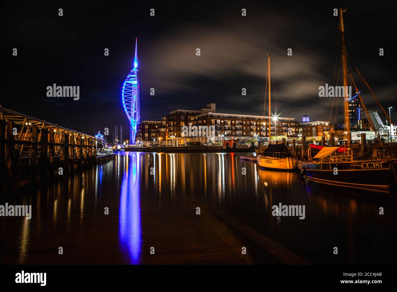 La torre di spinnaker nelle banchine di gunwharf di notte si è illuminata preso da Old Portsmouth, Regno Unito Foto Stock