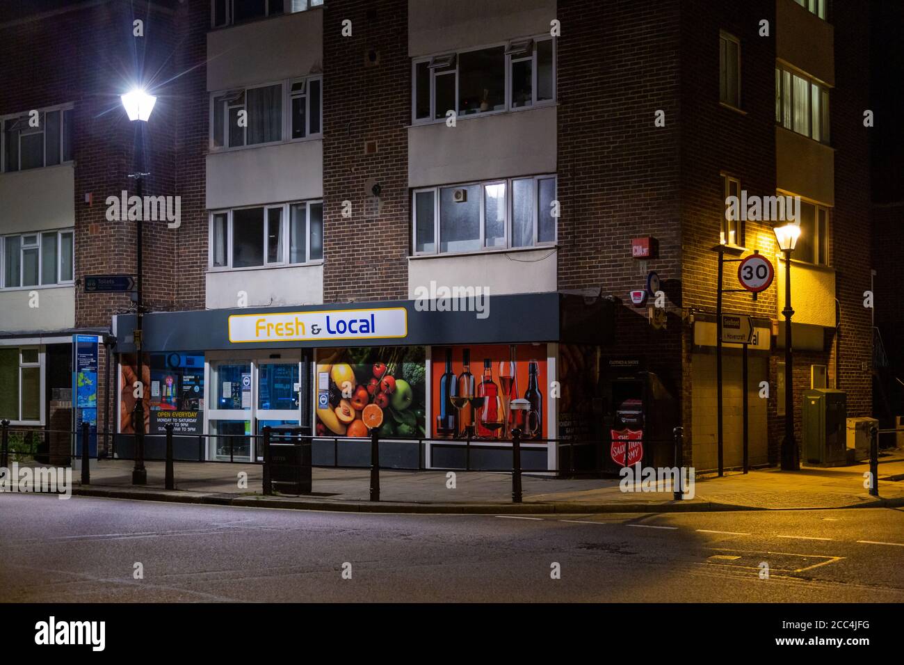 Un tipico negozio all'angolo inglese chiuso di notte a Old Portsmouth, Regno Unito Foto Stock