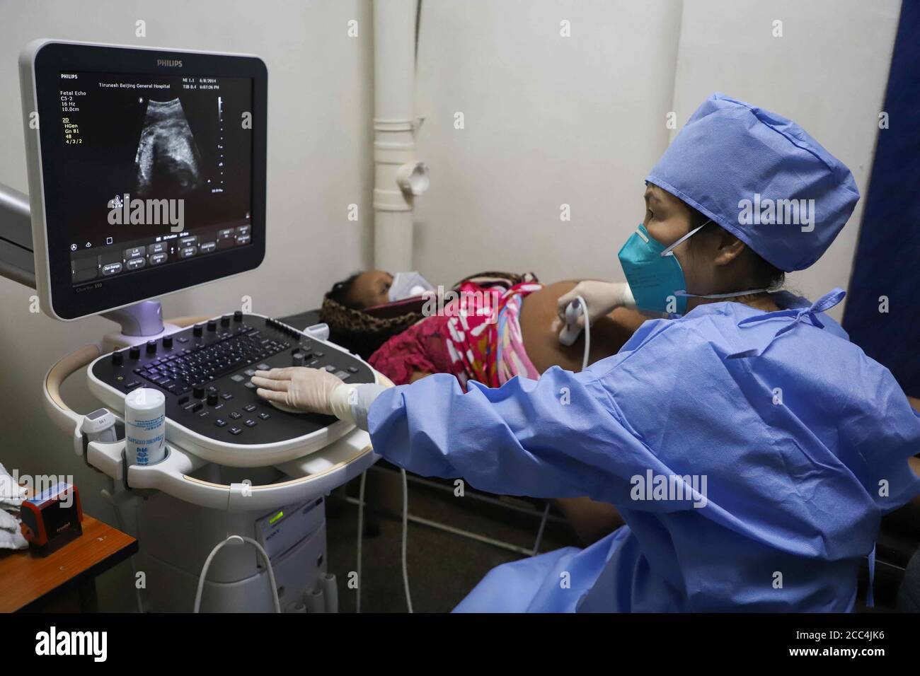 (200819) -- ADDIS ABEBA, 19 agosto 2020 (Xinhua) -- UN membro del personale medico del ventunesimo lotto della squadra medica cinese in Etiopia controlla una donna incinta etiope all'ospedale di Tirunesh-Beijing nel quartiere di Akaki alla periferia di Addis Abeba, Etiopia, 17 agosto 2020. Il ventunesimo gruppo di 16 membri dell'équipe medica cinese in Etiopia, Che ora si trova nel paese dell'Africa orientale per circa un anno e mezzo, ha dimostrato il loro impegno a servire gli etiopi rimanendo nel paese anche dopo la fine del loro dovere, continuando il loro servizio come il paese di fronte alla pandemia COVID-19. (Xinhua Foto Stock