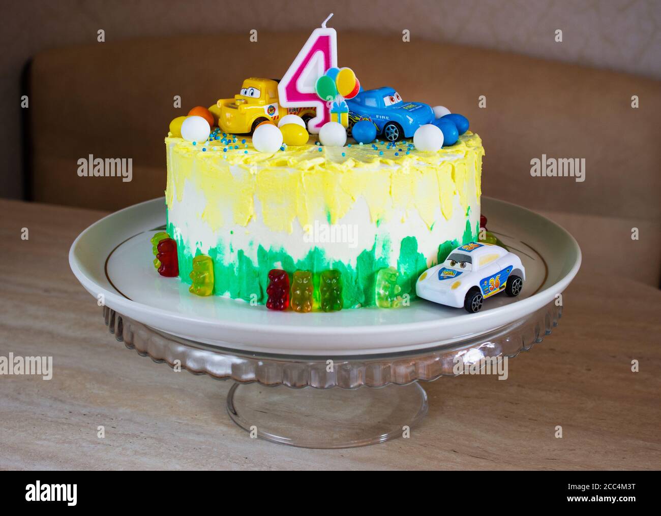 Torta Di Compleanno Fondente Colorata Per Bambini Decorata Con Piccole Auto Foto Stock Alamy