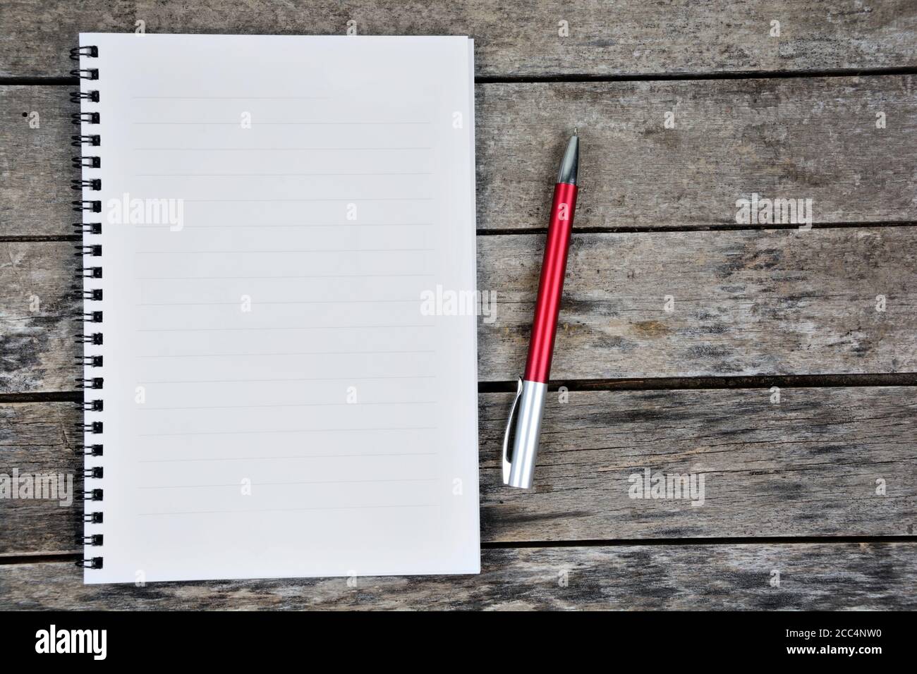 Pagina vuota del notebook su un vecchio tavolo di legno Foto Stock