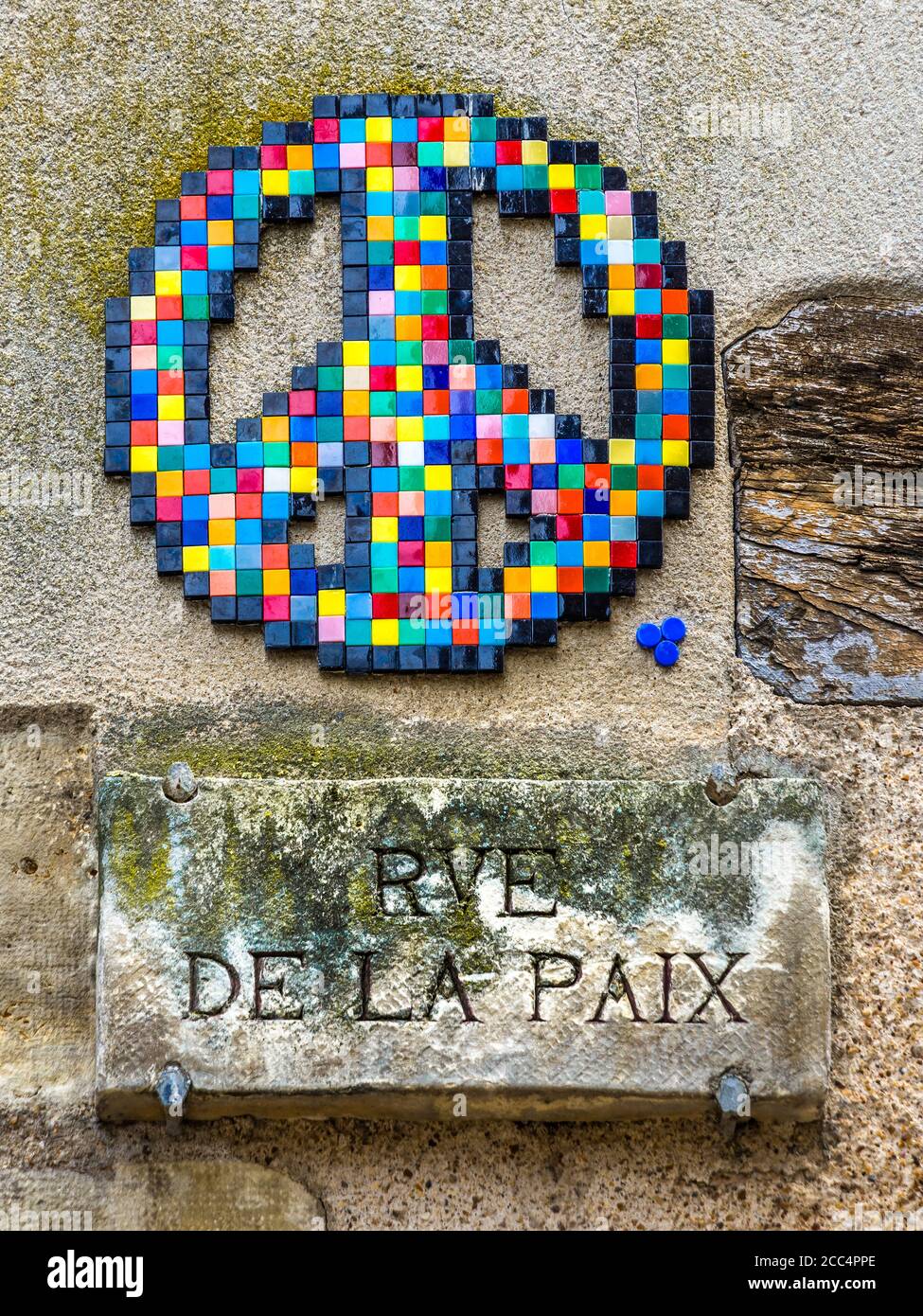 Mosaico in ceramica simbolo 'Peace' creato dall'artista di strada 'Invader' in Rue de la Paix (Peace Street / Road), Tours, Indre-et-Loire, Francia. Foto Stock