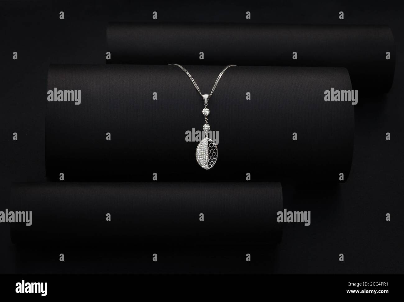 Un gioiello elegante. Collana in oro bianco su sfondo nero. Foto Stock