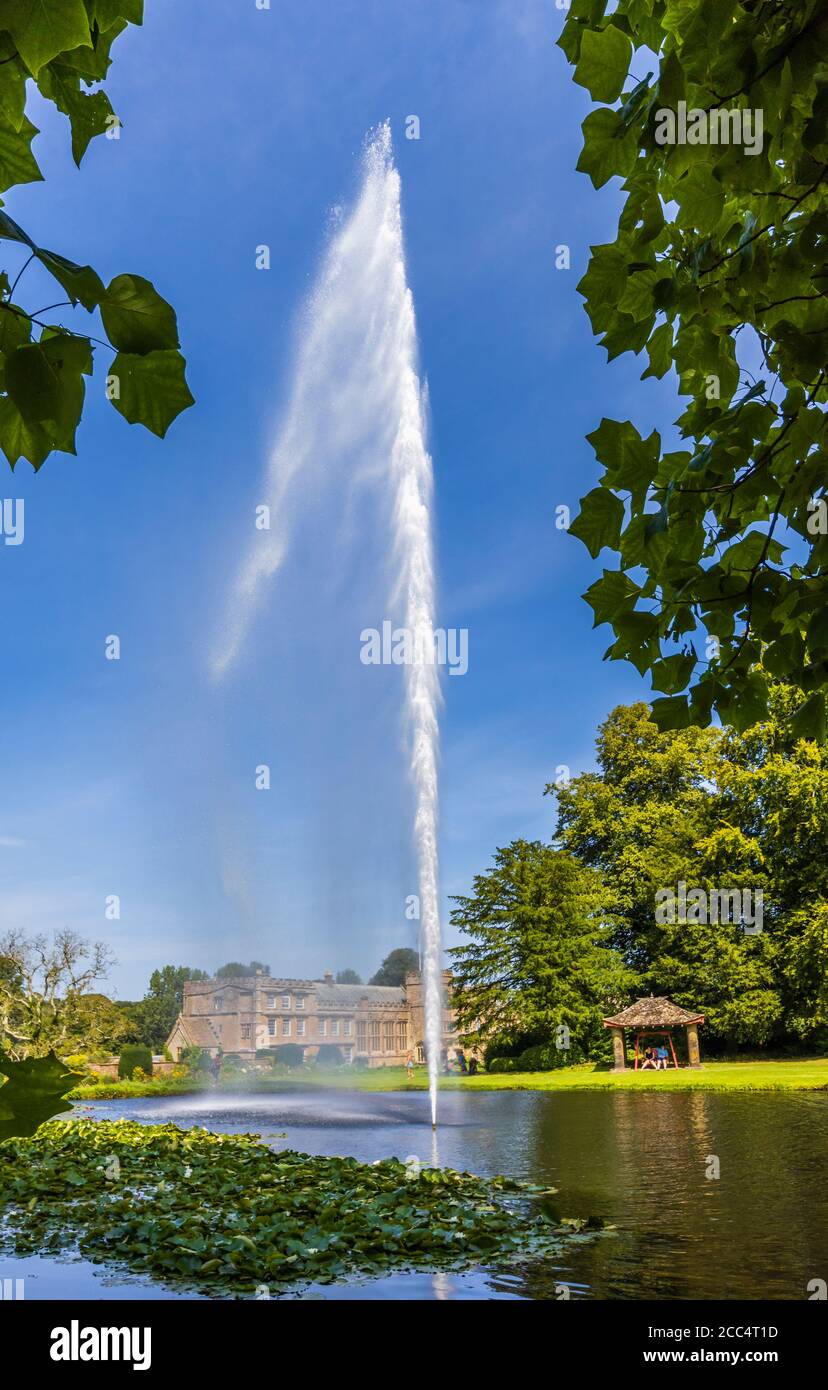 La Fontana del Centenario nello stagno della Sirenetta presso l'abbazia di Forde, un edificio storico vicino a Chard, Somerset, Inghilterra sud-occidentale, un ex monastero cistercense Foto Stock