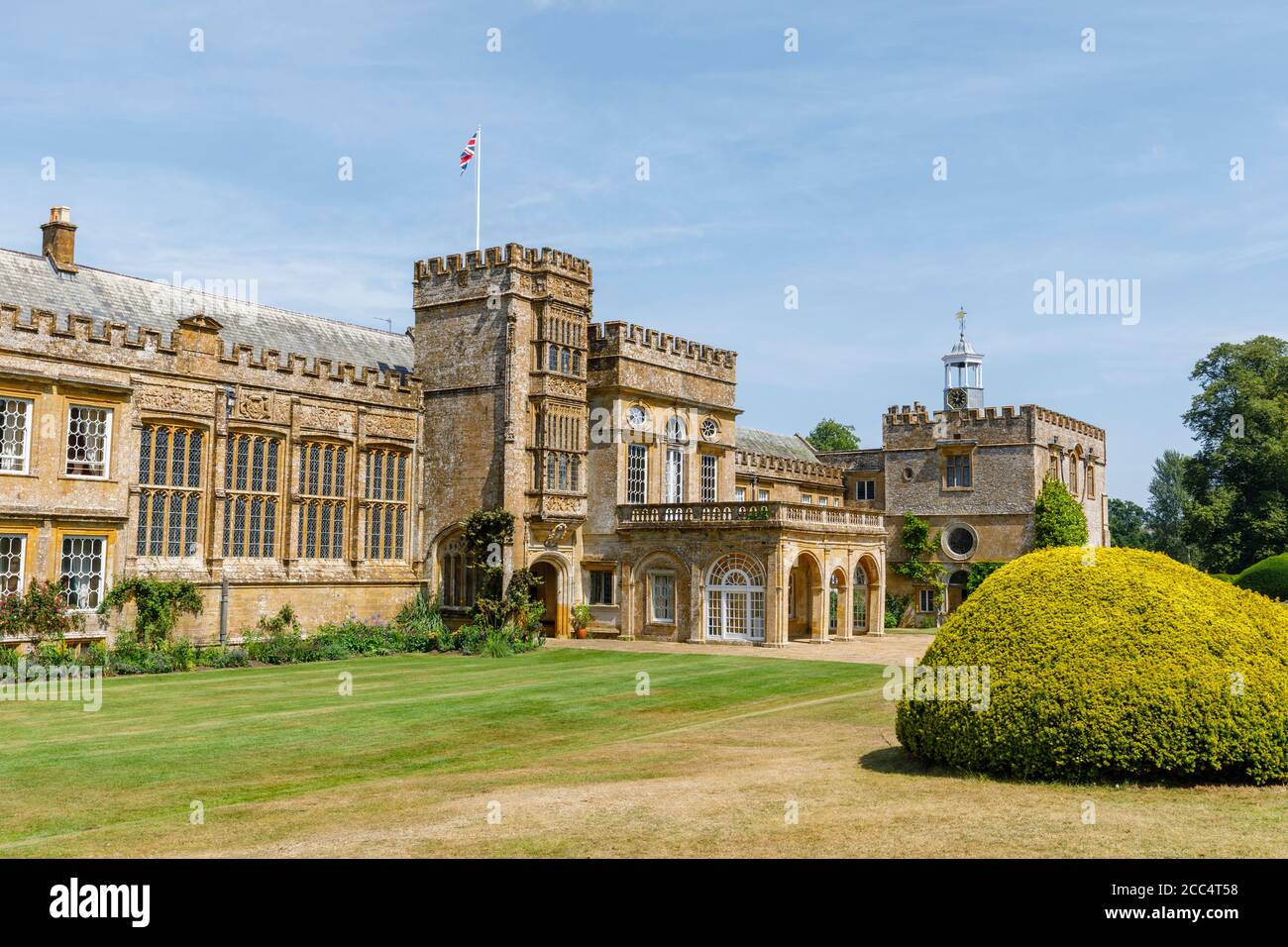 Vista sulla facciata dell'abbazia di Forde, un edificio storico in ampi terreni vicino a Chard, Somerset, Inghilterra sud-occidentale, un ex monastero cistercense Foto Stock