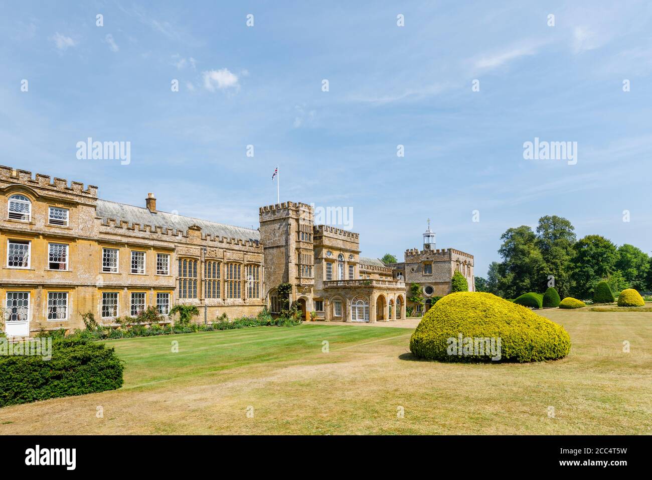 Vista sulla facciata dell'abbazia di Forde, un edificio storico in ampi terreni vicino a Chard, Somerset, Inghilterra sud-occidentale, un ex monastero cistercense Foto Stock