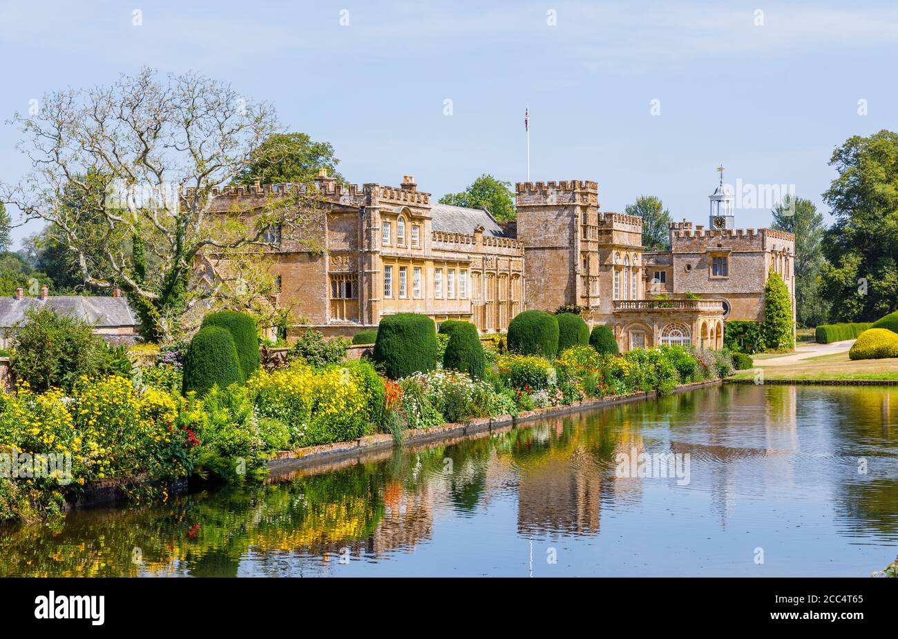 Vista attraverso Long Pond fino all'abbazia di Forde, un edificio storico vicino a Chard, Somerset, Inghilterra sud-occidentale, un ex monastero cistercense Foto Stock