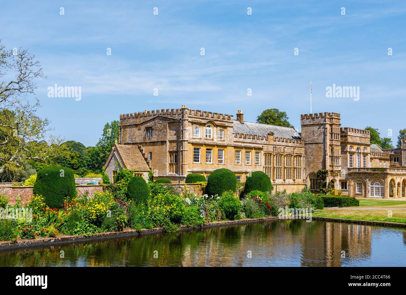 Vista attraverso Long Pond fino all'abbazia di Forde, un edificio storico vicino a Chard, Somerset, Inghilterra sud-occidentale, un ex monastero cistercense Foto Stock