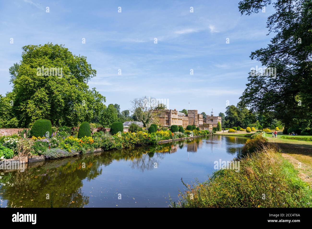 Vista attraverso Long Pond fino all'abbazia di Forde, un edificio storico vicino a Chard, Somerset, Inghilterra sud-occidentale, un ex monastero cistercense Foto Stock