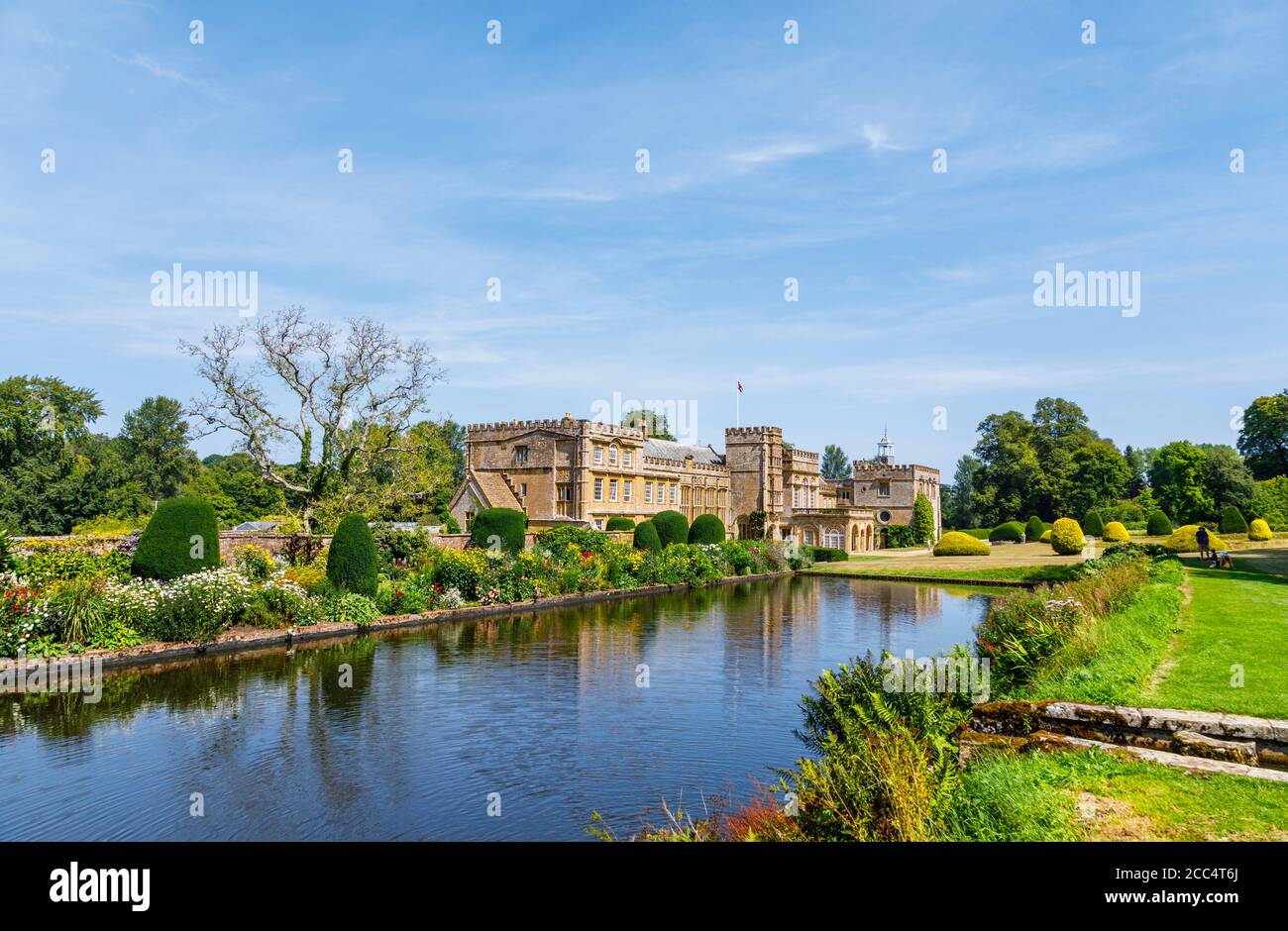 Vista attraverso Long Pond fino all'abbazia di Forde, un edificio storico vicino a Chard, Somerset, Inghilterra sud-occidentale, un ex monastero cistercense Foto Stock