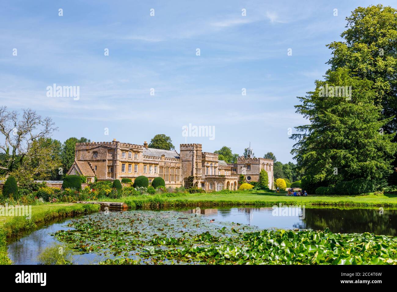 Vista dell'abbazia di Forde, uno storico ex monastero cistercense, attraverso Mermaid Pond, Chard, Somerset, Inghilterra sud-occidentale, Foto Stock