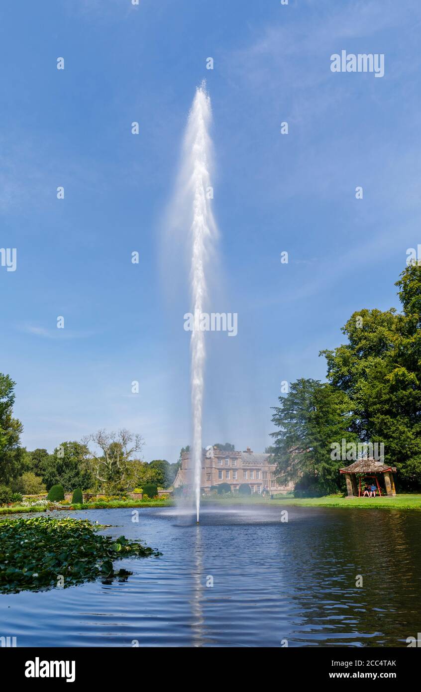 La Fontana del Centenario nello stagno della Sirenetta presso l'abbazia di Forde, un edificio storico vicino a Chard, Somerset, Inghilterra sud-occidentale, un ex monastero cistercense Foto Stock