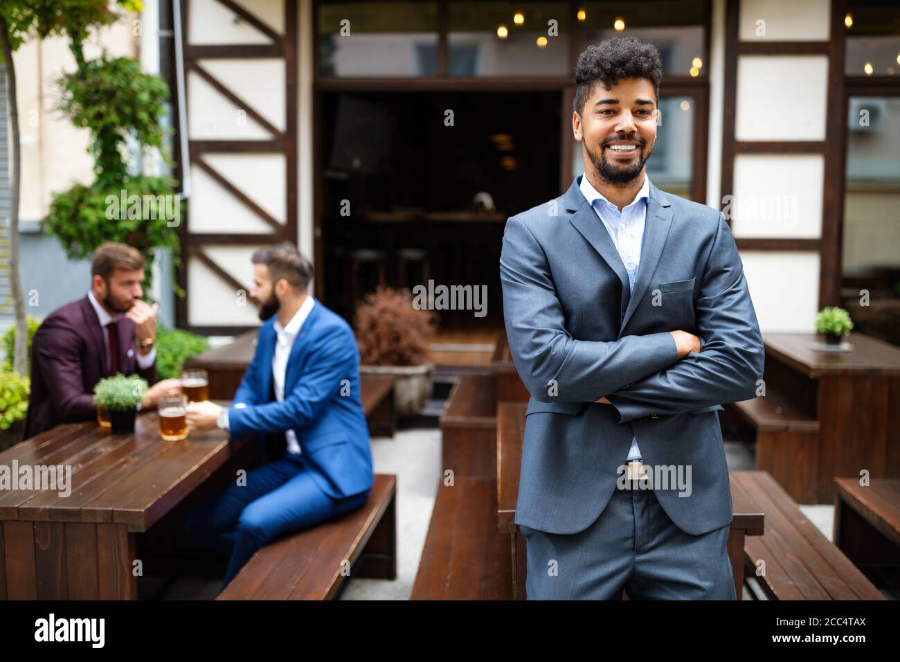 Giovane imprenditore maschile in piedi vicino al suo nuovo locale. Startup, imprenditore, concetto di business. Foto Stock