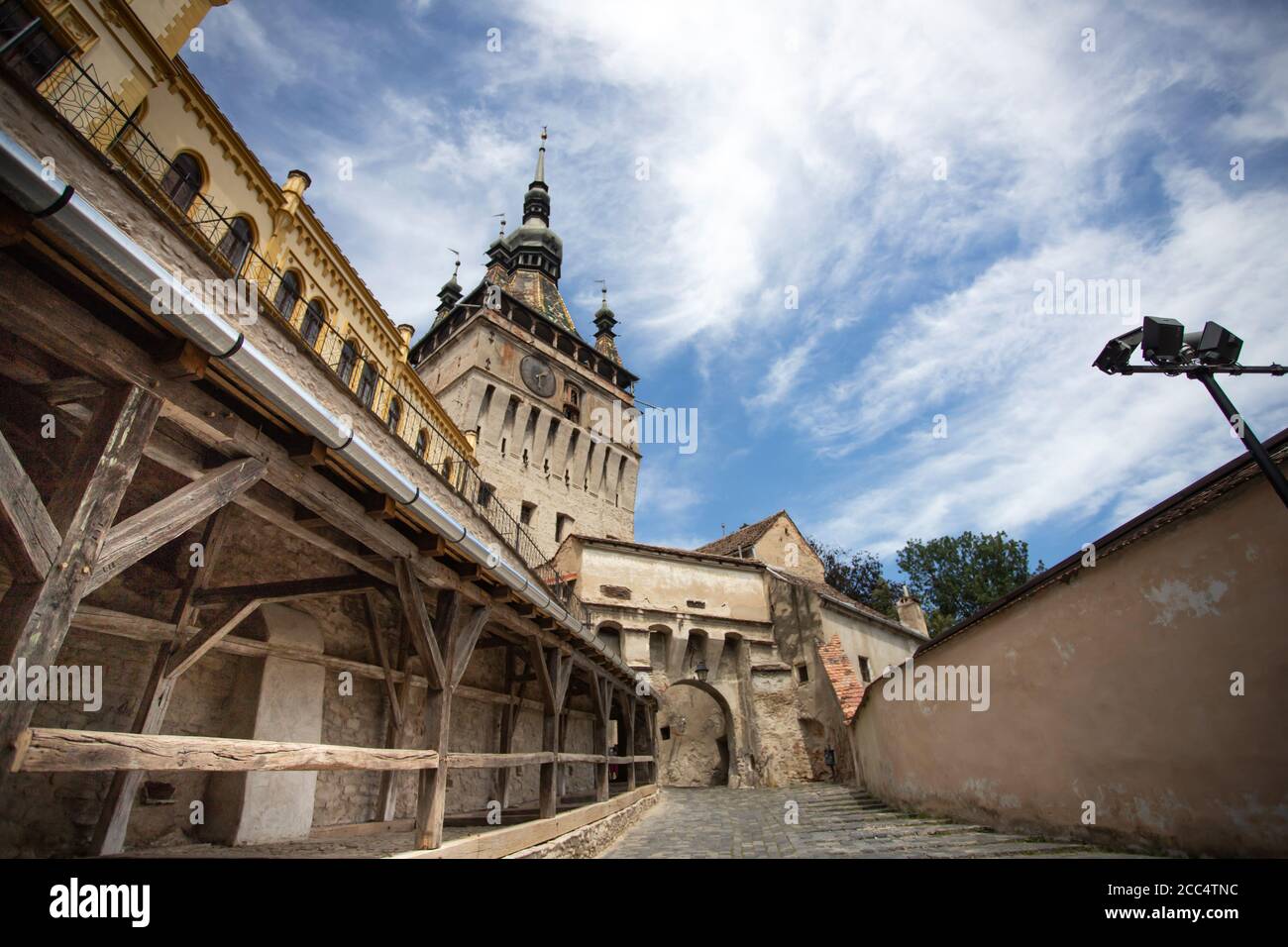 Sighisoara, Transilvania, Romania con il famoso medievale città fortificata e la Torre dell'Orologio costruita dai sassoni. Foto Stock