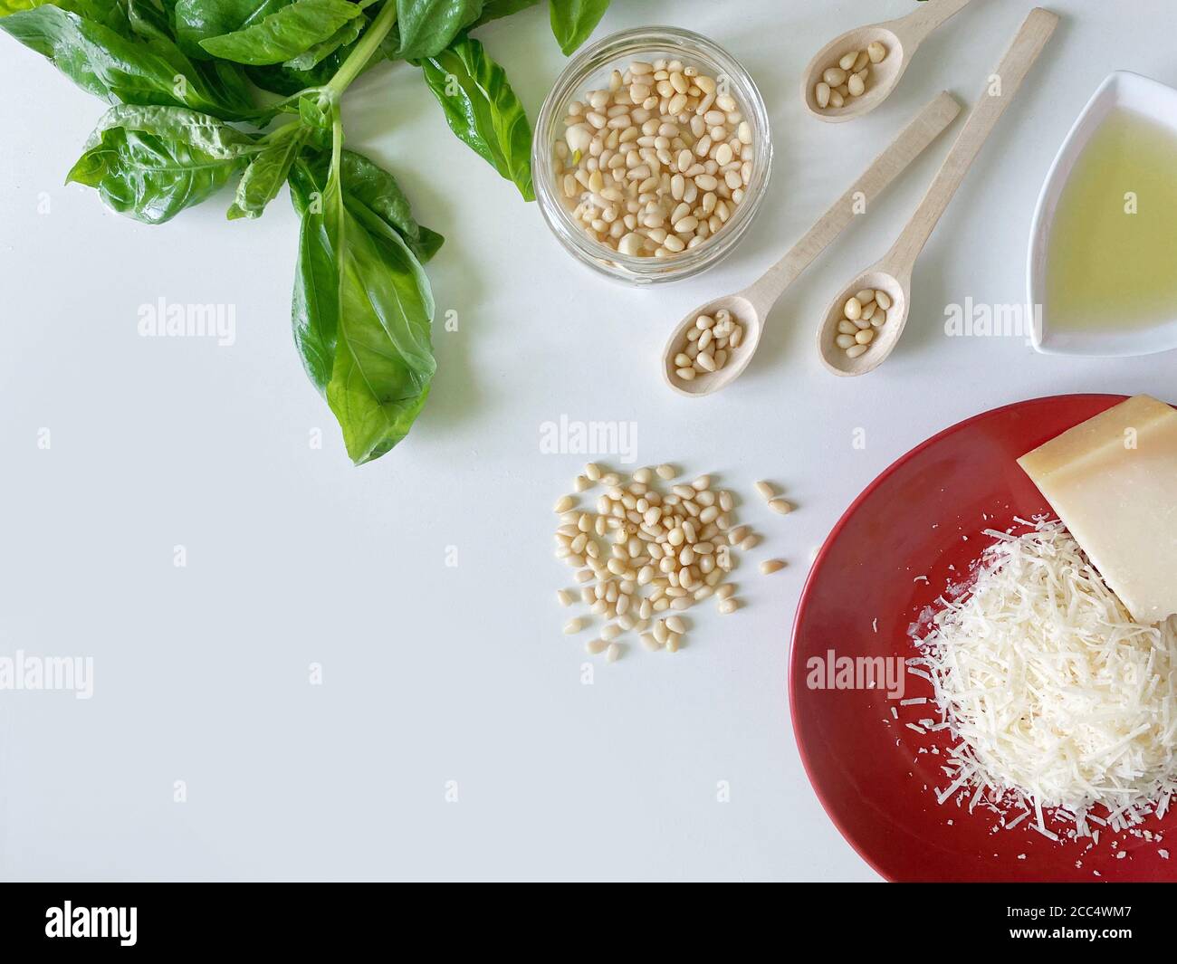 Ingredienti per il pesto, salsa di basilico su sfondo bianco Foto Stock