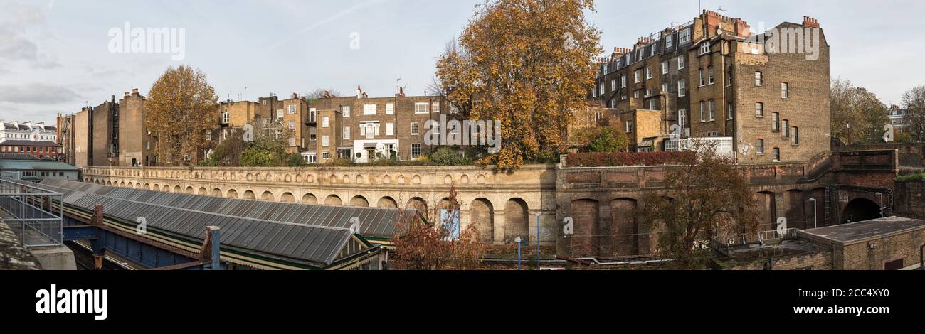 Una vista panoramica che si affaccia sulla stazione della metropolitana di South Kensington, a ovest di Londra, Regno Unito, vista da Pelham Street Foto Stock