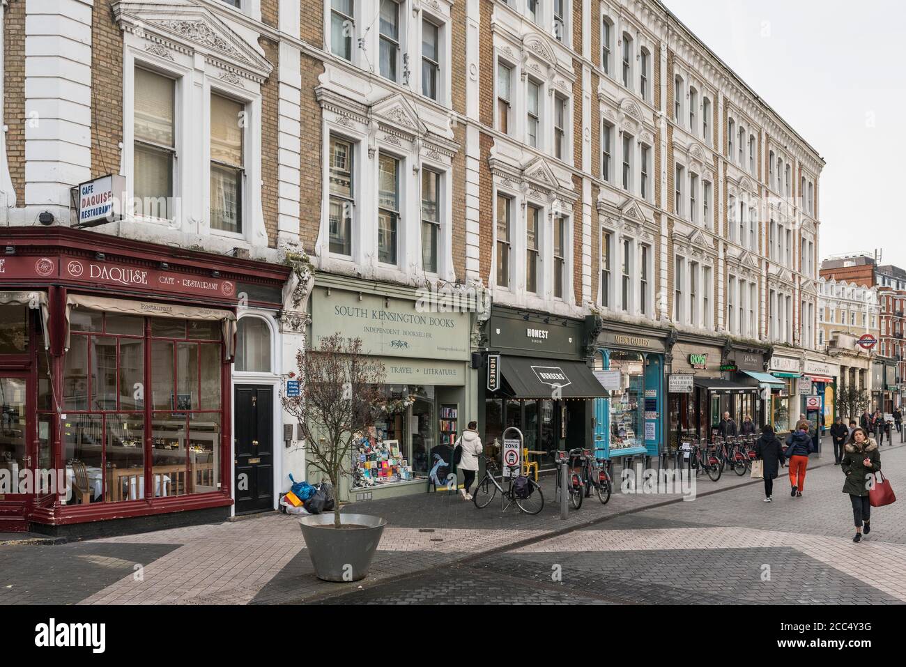 Una vista di Thurloe Street nell'elegante quartiere di South Kensington, Londra, Regno Unito Foto Stock