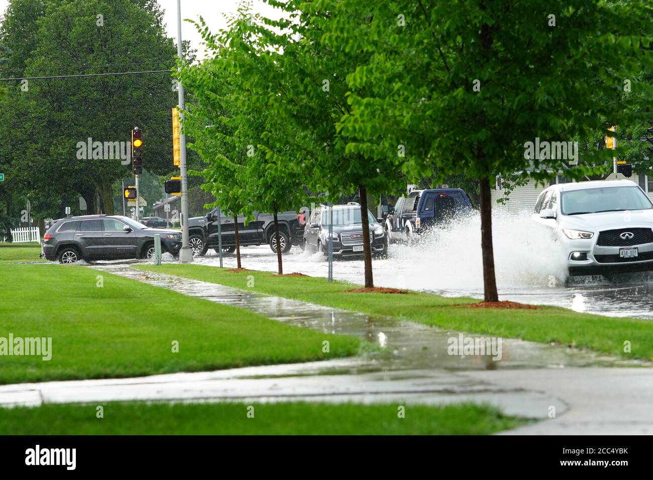 I cittadini di Fond du Lac guidano attraverso le strade allagate nei loro veicoli dall'enorme gocciolamento di pioggia durante il pomeriggio nel luglio 2020. Foto Stock