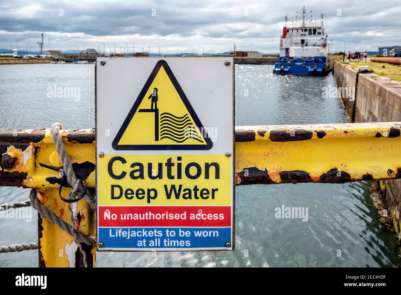 Attenzione segnale Deep Water a Burntisland Harbour, Fife, Scotland, UK. Foto Stock