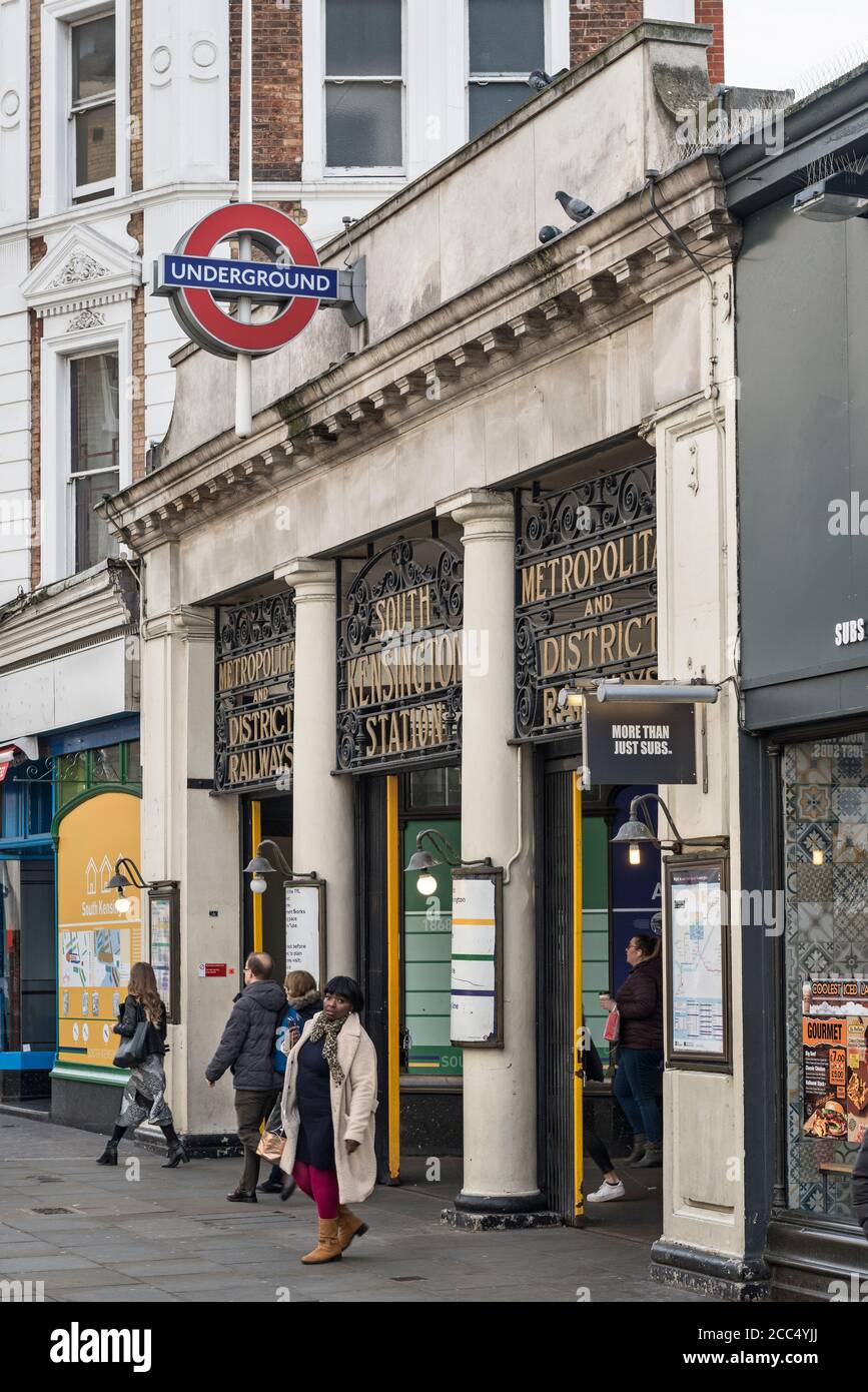 Ingresso alla stazione della metropolitana di South Kensington, Londra, Regno Unito Foto Stock