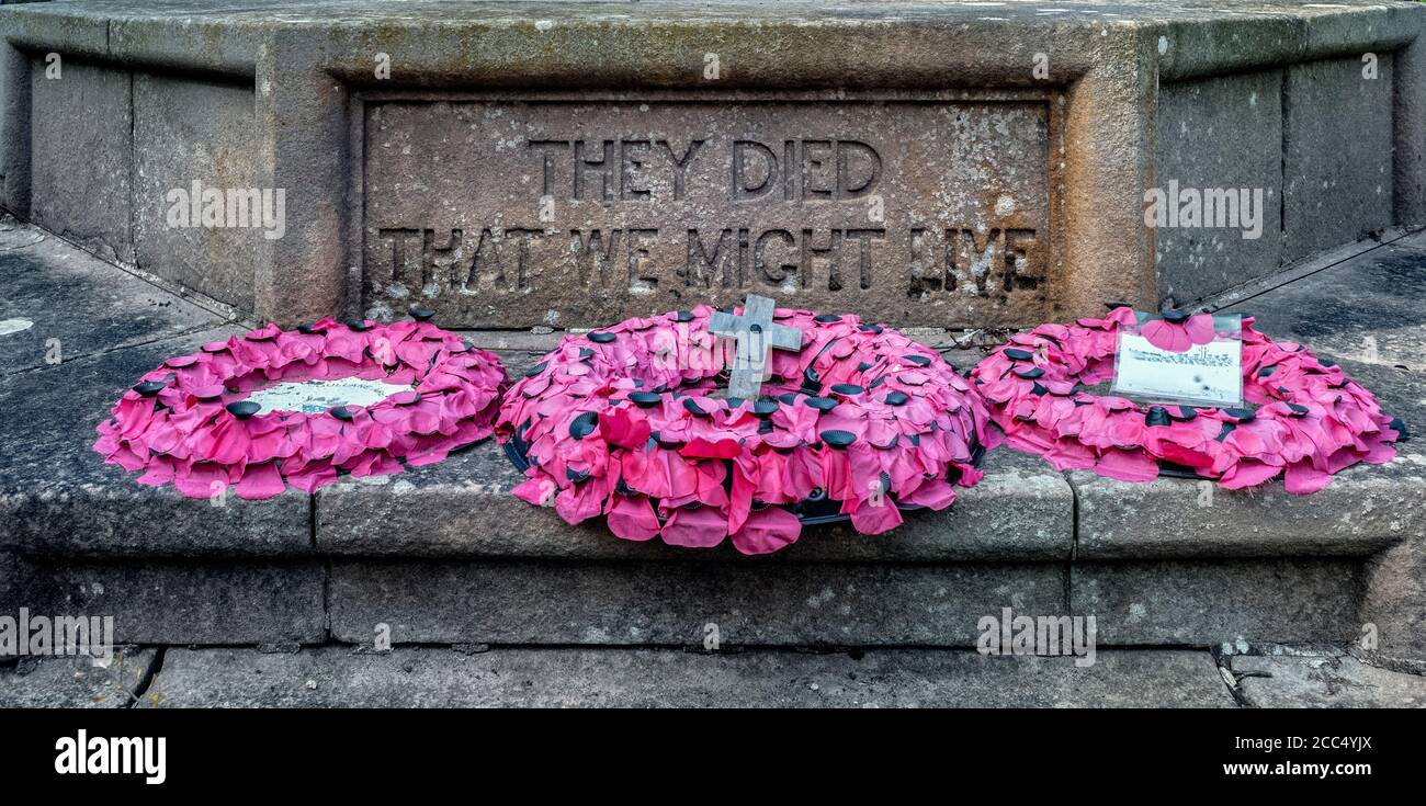 Sono morti che potremmo vivere l'iscrizione su un memoriale di guerra, Lothian orientale, Scozia, Regno Unito. Foto Stock