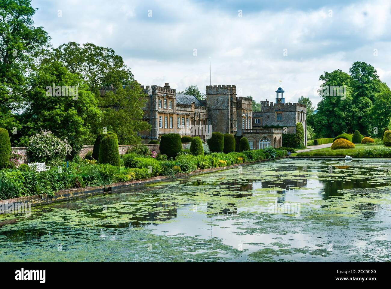 Giardini dell'abbazia di Forde a Dorset in un giorno d'estate. Foto Stock