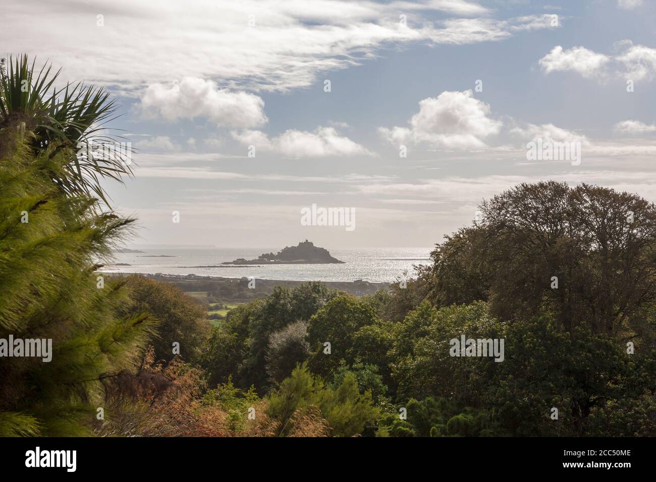 Tremenheere Gardens, Penzance, Cornovaglia, Regno Unito: St. Michael's Mount e Mounts Bay in lontananza Foto Stock