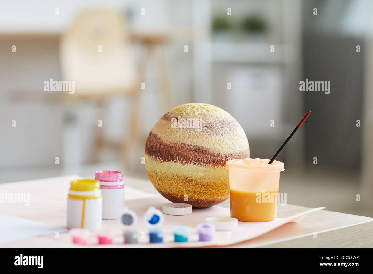 Immagine del modello fatto a mano del pianeta e dipinge su il tavolo Foto Stock