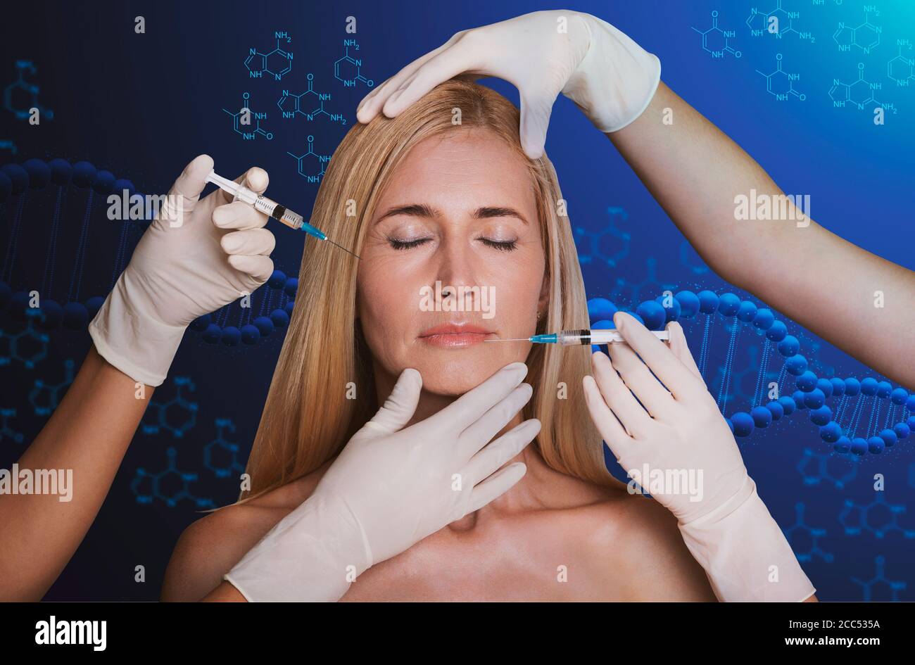 Donna matura che ottiene il trattamento estetico anti invecchiamento con iniezioni di bellezza a base di DNA intelligente, collage Foto Stock