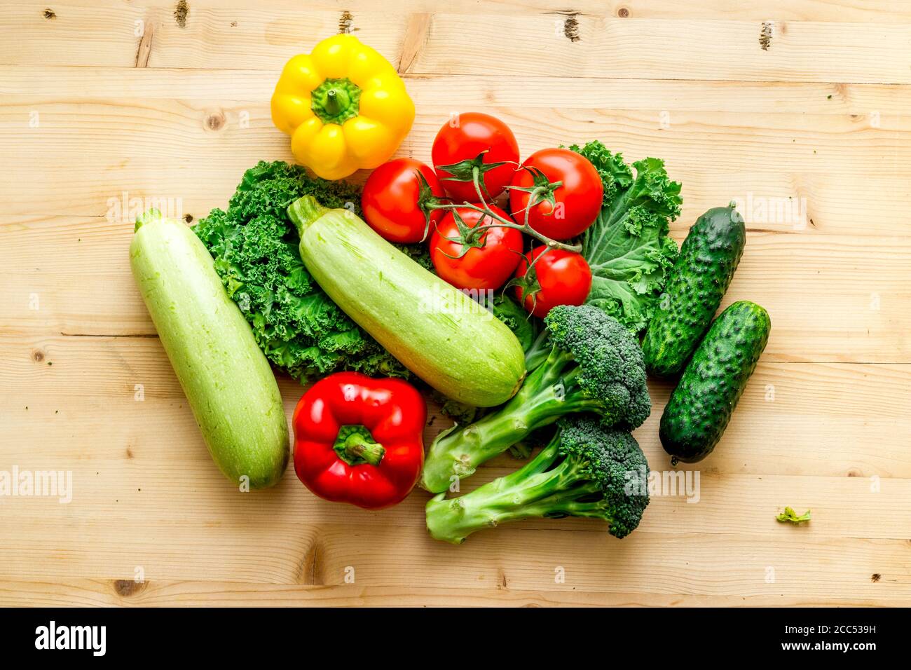 Una disposizione da tavolo di verdure fresche multicolore, vista dall'alto  Foto stock - Alamy