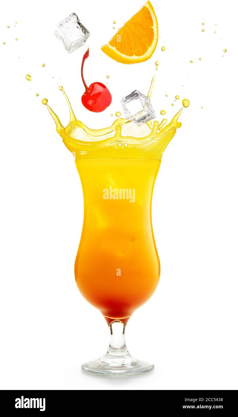 ciliegia, ghiaccio e arancio che cadono in un cocktail all'alba di tequila che si spruzzi Foto Stock