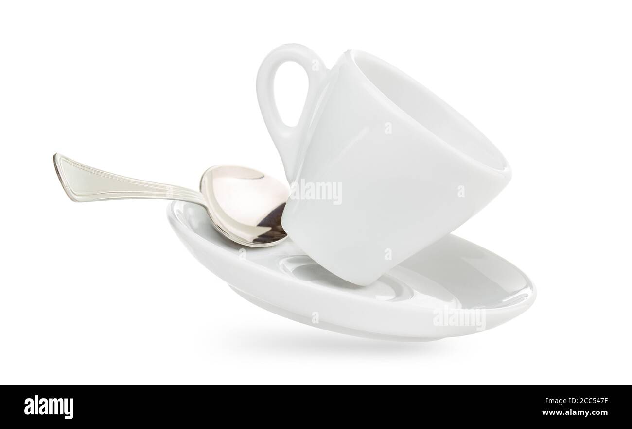 tazza di caffè in porcellana su piattino con cucchiaio isolato su bianco Foto Stock