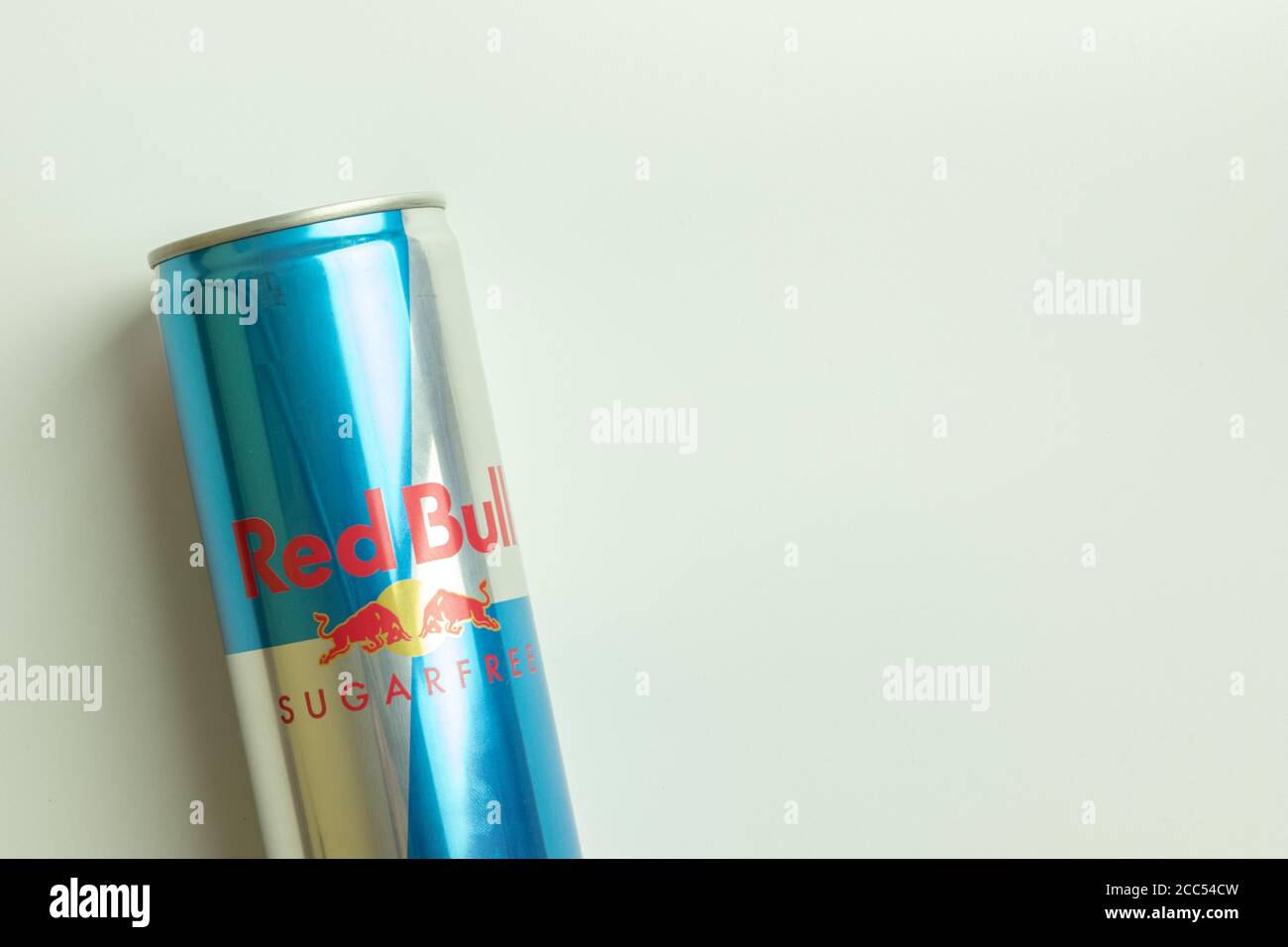 Mosca, Russia - 1 agosto 2020: Toro rosso bevanda energetica lattina con logo su sfondo bianco, editoriale illustrativo Foto Stock