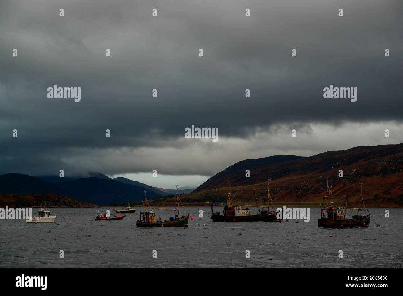 Barche ancorate a Loch Brok con una tempesta in alto, Ullapool, Scozia Foto Stock