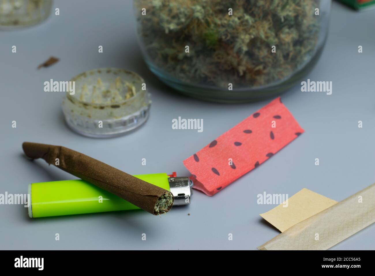 Negozio di accessori per il fumo di cannabis. Concetto di industria legale Marjuana. Smussato pieno di erbacce Foto Stock