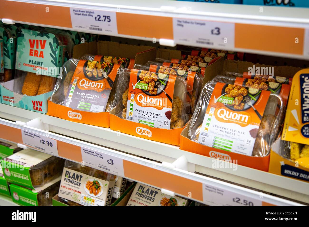 Carni alternative in un supermercato, Quorn imitazione carne per vegani e vegetariani, Londra, Regno Unito Foto Stock