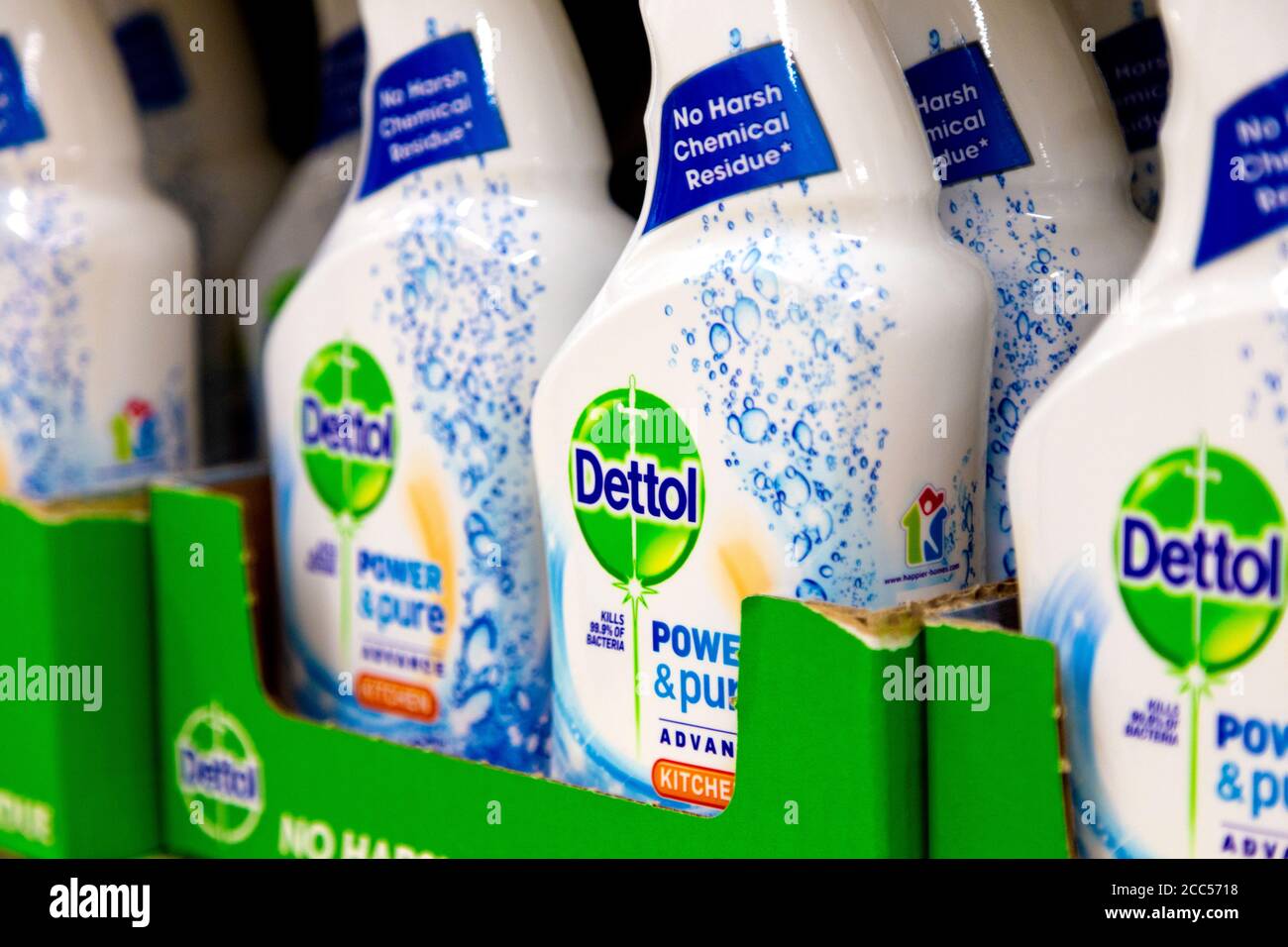 Bottiglie di detergente per cucina Dettol in un supermercato, Londra, Regno Unito Foto Stock